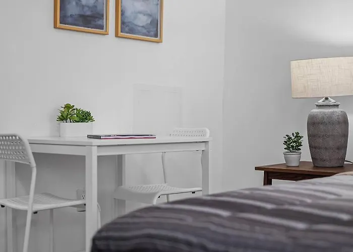 Shadyside, Central !4 Stylish And Central Studio With Free Parking